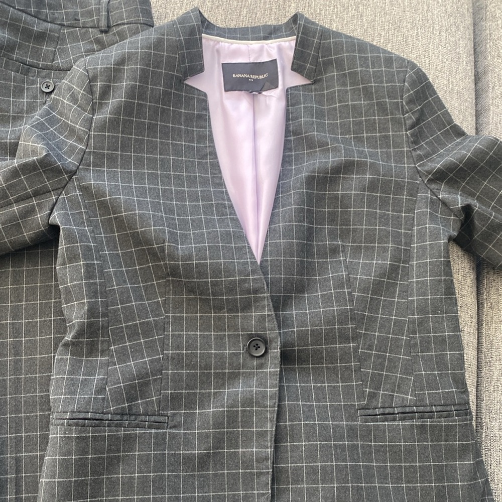 Gently worn BR suit set, pants Logan fit